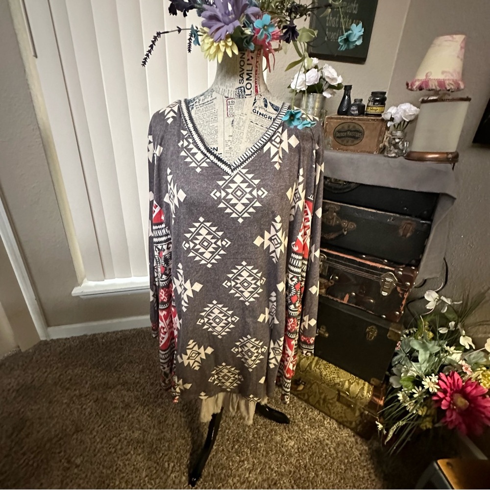 BloomChic Gray and Red Patterned Top - Picture 6 of 12